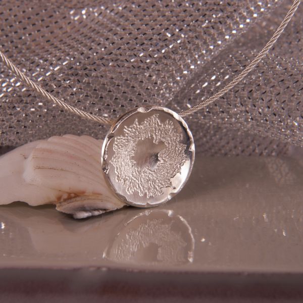 Collier mit Halsreif und konkav gewölbtem Anhänger aus Silber
